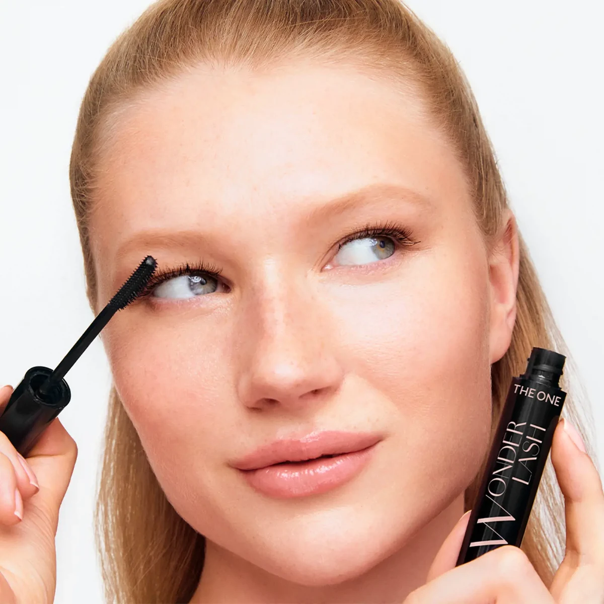 Žena nanáší řasenku The ONE 5-in-1 Wonder Lash